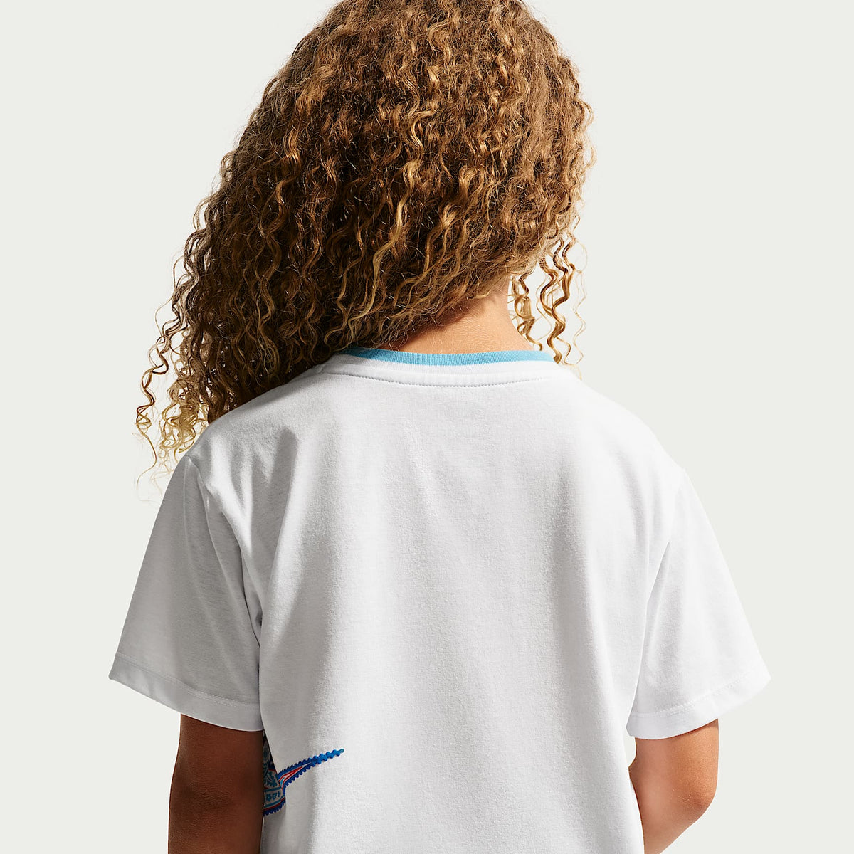 Playera para niños talla pequeña Nike Retro Remix – Blanco – vista 2