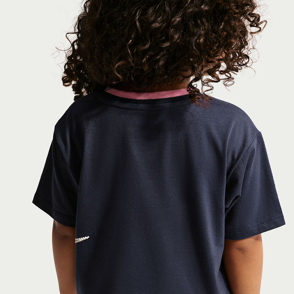 Playera infantil Nike Retro Remix – Azul marino medianoche – vista 2