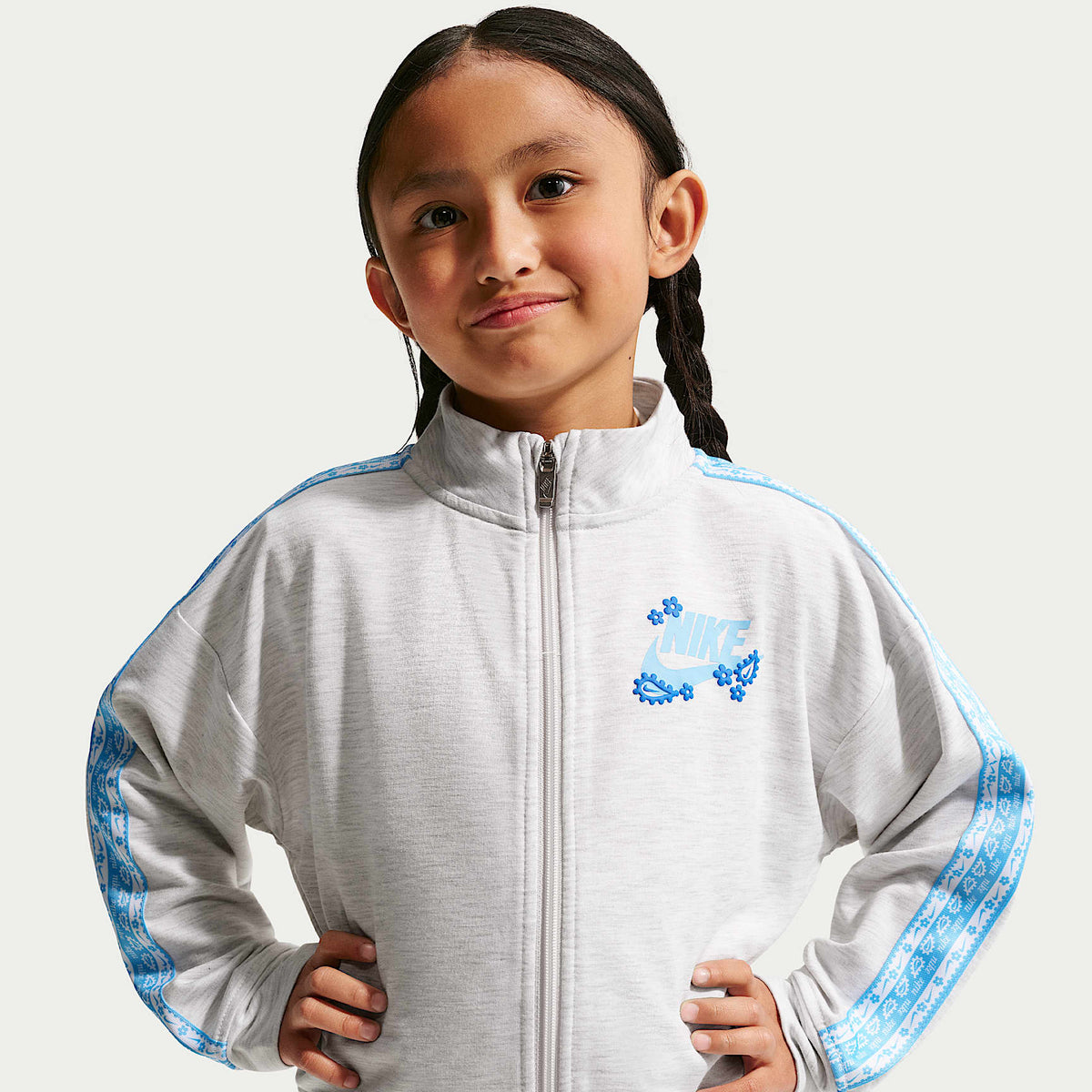 Conjunto deportivo de dos piezas para niños talla pequeña Nike Retro Remix – Abedul jaspeado – vista 2