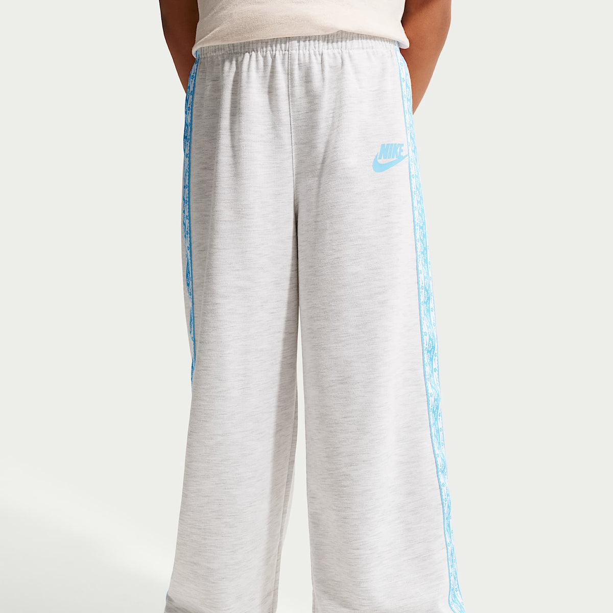 Conjunto deportivo de dos piezas para niños talla pequeña Nike Retro Remix – Abedul jaspeado – vista 4