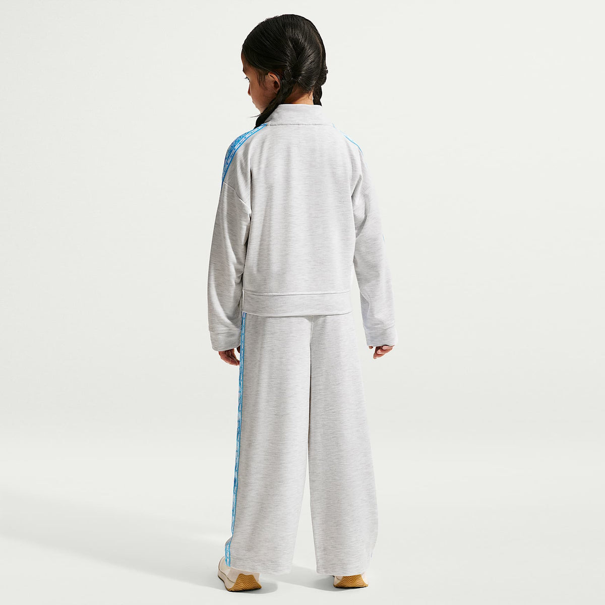 Conjunto deportivo de dos piezas para niños talla pequeña Nike Retro Remix – Abedul jaspeado – vista 7