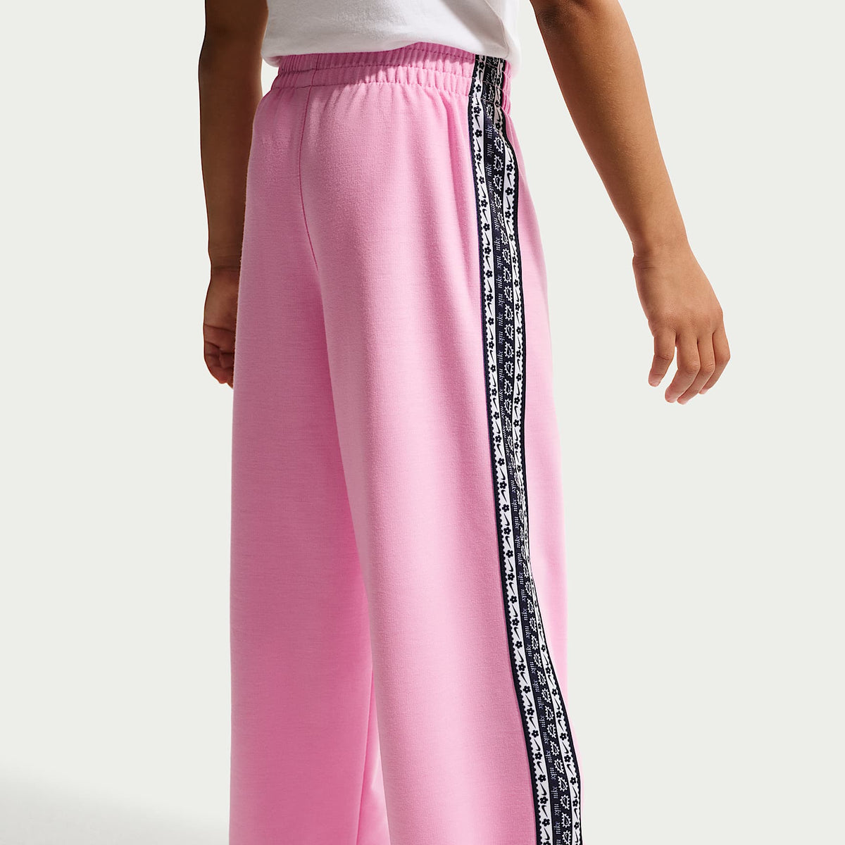 Conjunto deportivo de dos piezas para niños talla pequeña Nike Retro Remix – Rosa amanecer – vista 5