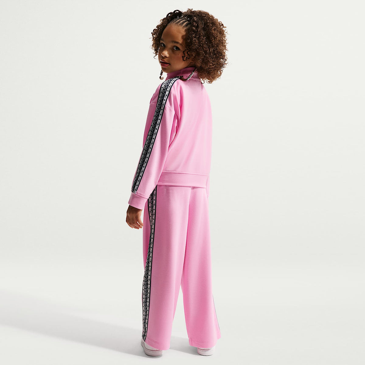 Conjunto deportivo de dos piezas para niños talla pequeña Nike Retro Remix – Rosa amanecer – vista 7
