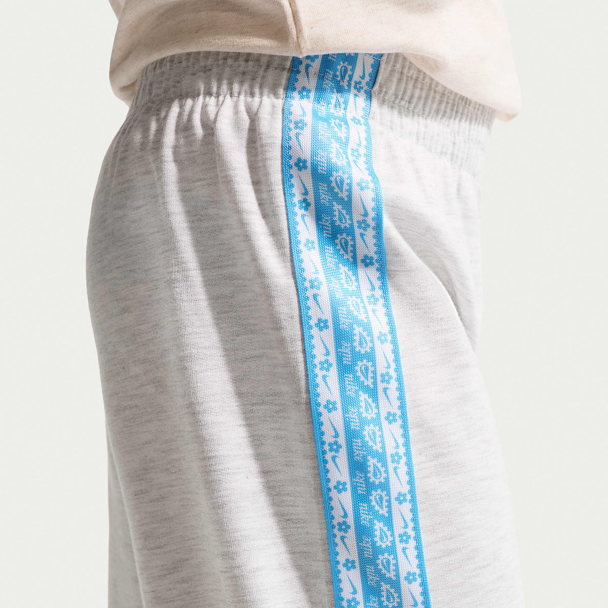 Conjunto deportivo de dos piezas para niños talla pequeña Nike Retro Remix – Abedul jaspeado – vista 5