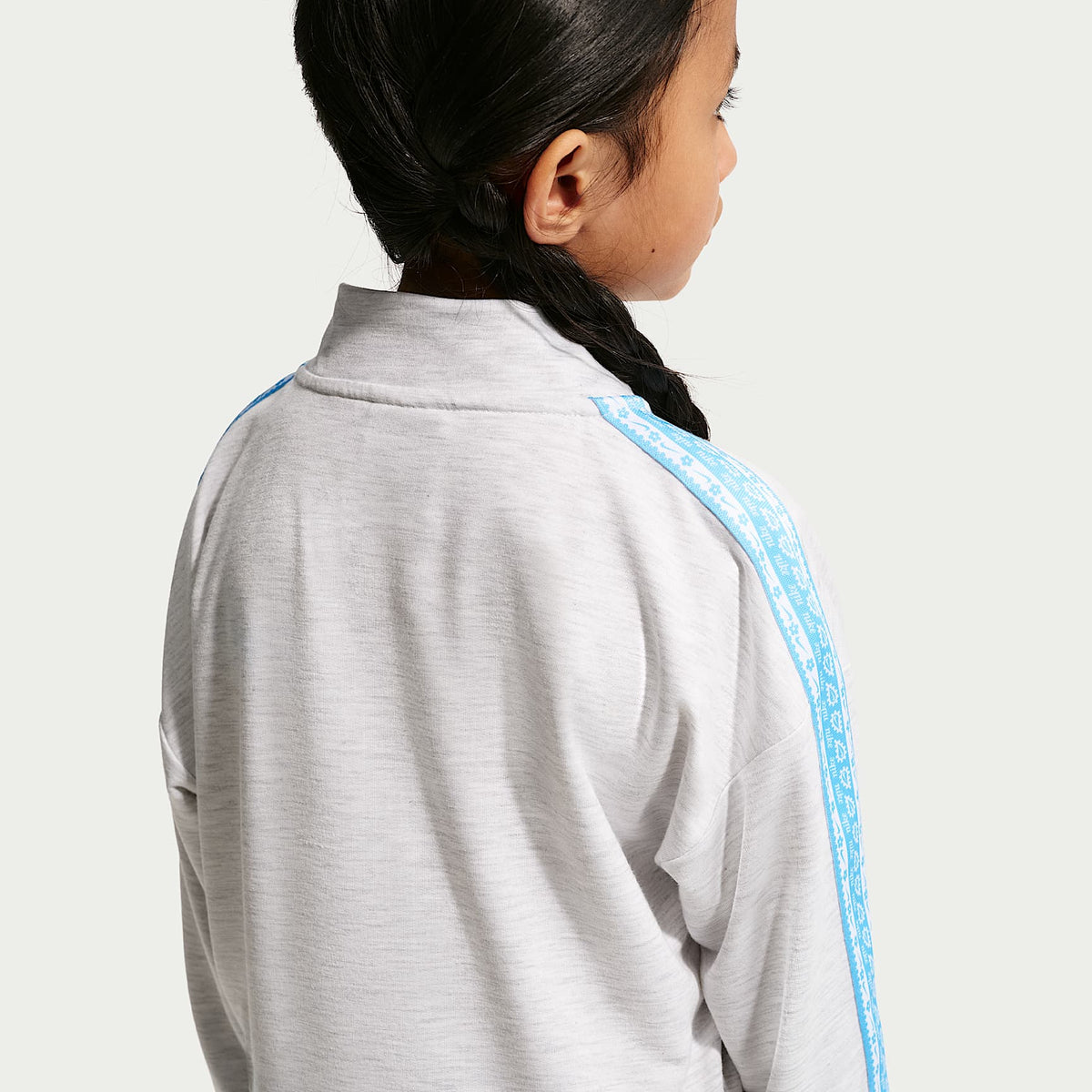 Conjunto deportivo de dos piezas para niños talla pequeña Nike Retro Remix – Abedul jaspeado – vista 3