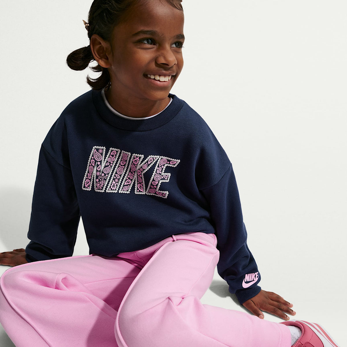 Conjunto de 2 piezas con pants de pierna ancha para niños talla pequeña Nike Retro Remix – Rosa amanecer – vista 6