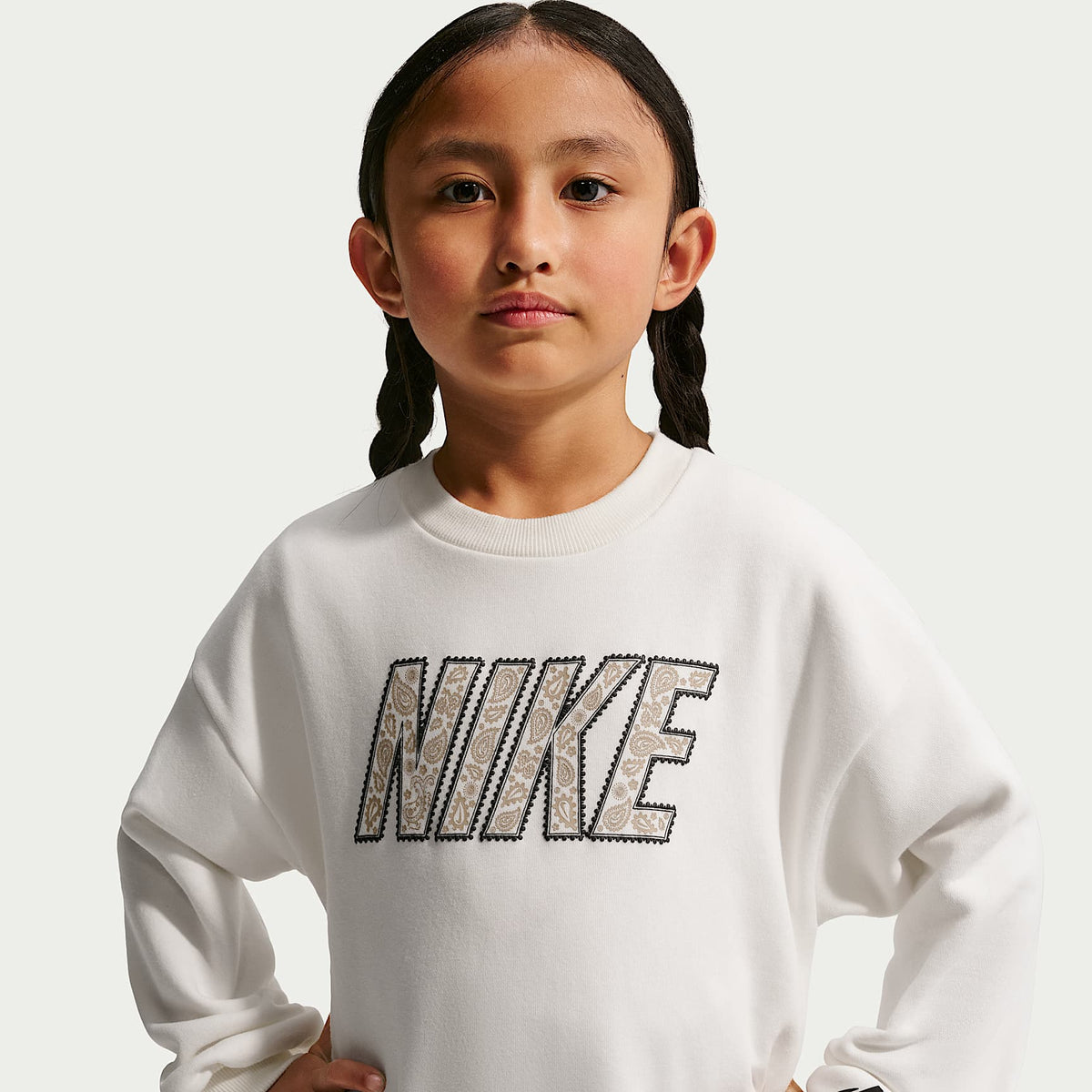 Conjunto de 2 piezas con pants de pierna ancha para niños talla pequeña Nike Retro Remix – Negro – vista 2