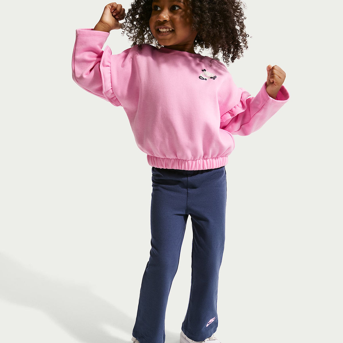 Conjunto de leggings acampanados y sudadera de cuello redondo con volantes infantil Nike – Azul marino medianoche – vista 6