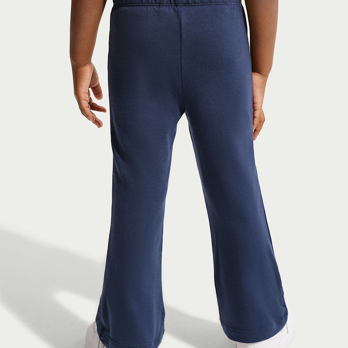Conjunto de leggings acampanados y sudadera de cuello redondo con volantes infantil Nike – Azul marino medianoche – vista 5