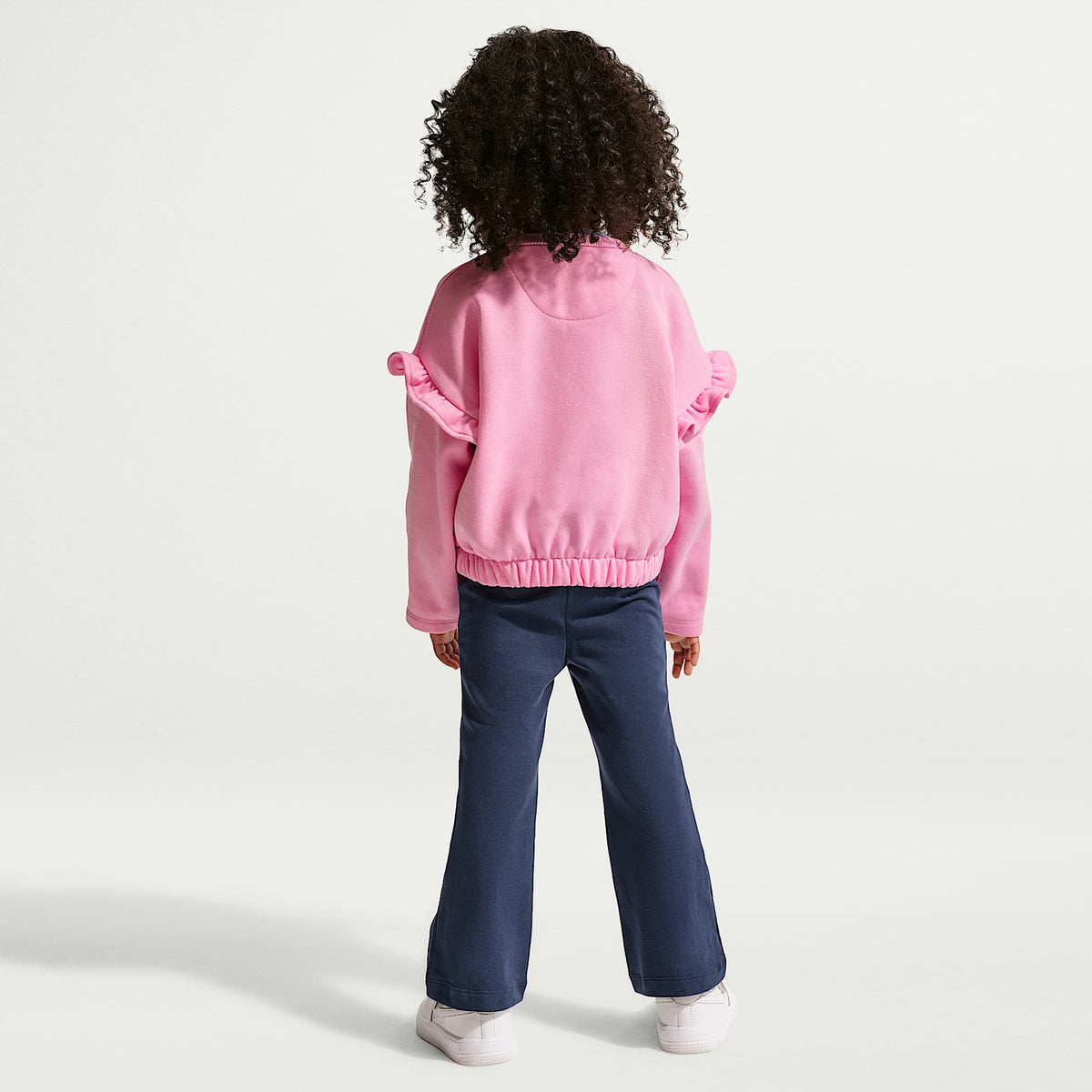 Conjunto de leggings acampanados y sudadera de cuello redondo con volantes infantil Nike – Azul marino medianoche – vista 7
