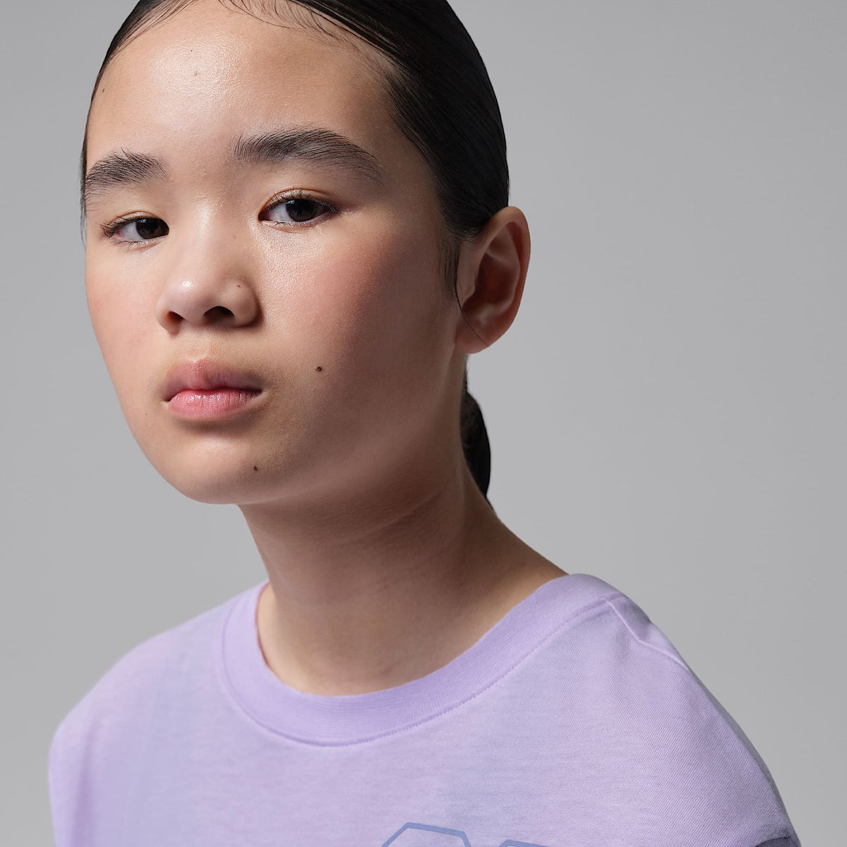 Playera Secret Garden Collegiate para niños talla grande Jordan – Bruma violeta – vista 3