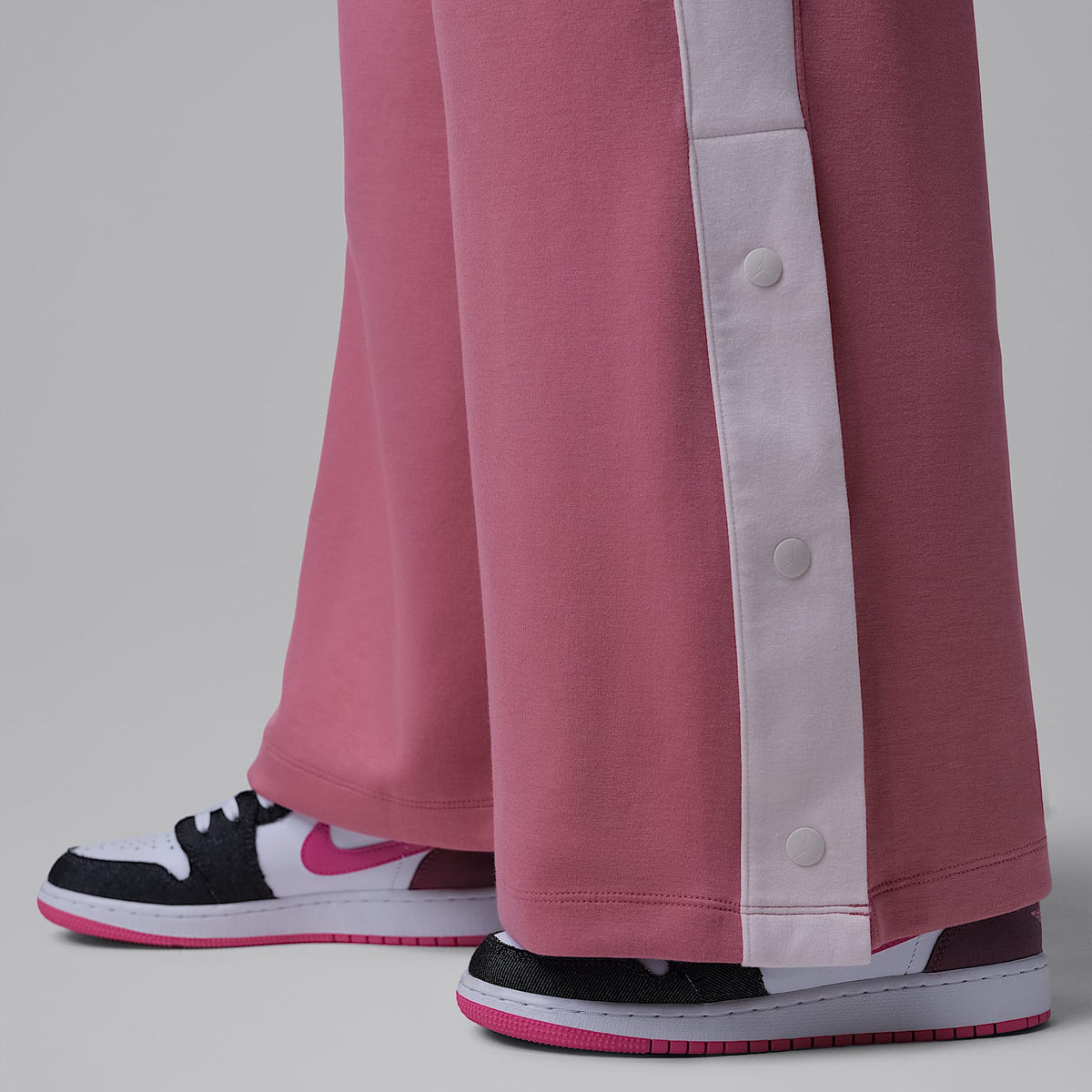 Pants con botones a presión para niños talla grande Jordan She's An All Star – Baya del desierto – vista 4