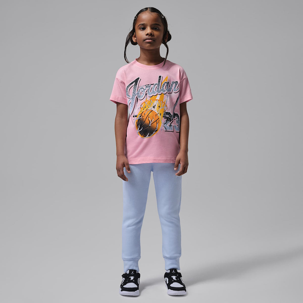 Playera Jordan para niños talla pequeña She's On Fire Script – Rosa – vista 6