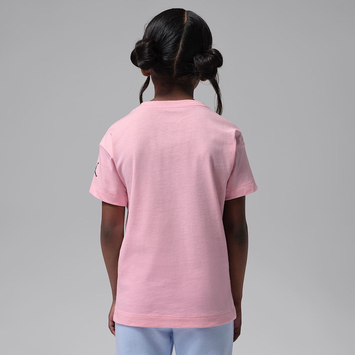 Playera Jordan para niños talla pequeña She's On Fire Script – Rosa – vista 2