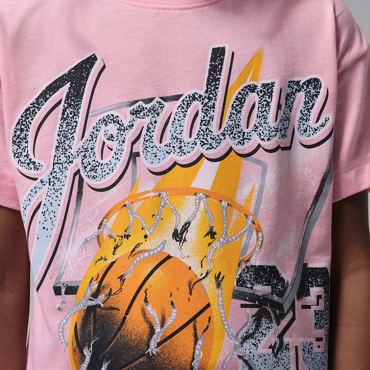 Playera Jordan para niños talla pequeña She's On Fire Script – Rosa – vista 4