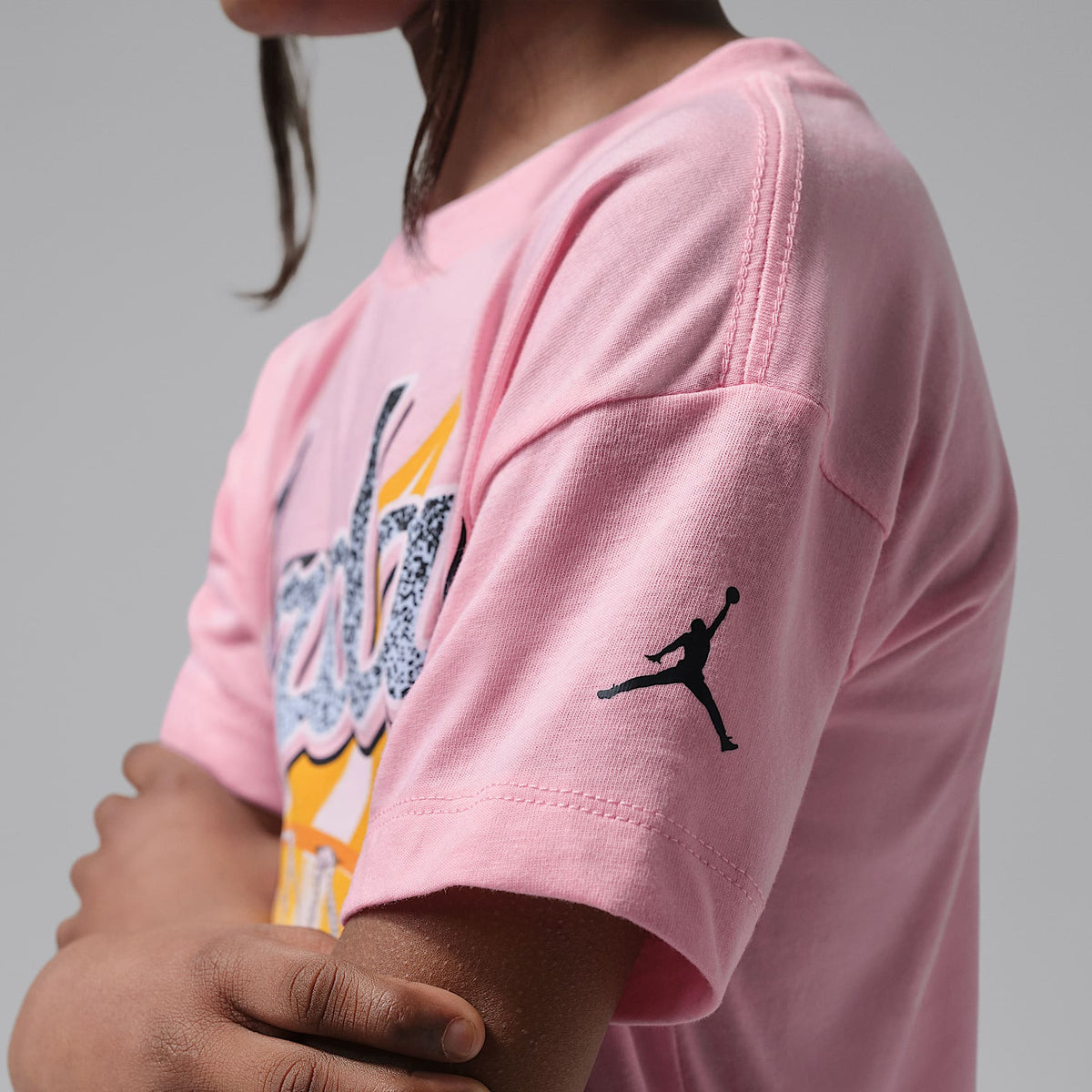 Playera Jordan para niños talla pequeña She's On Fire Script – Rosa – vista 5