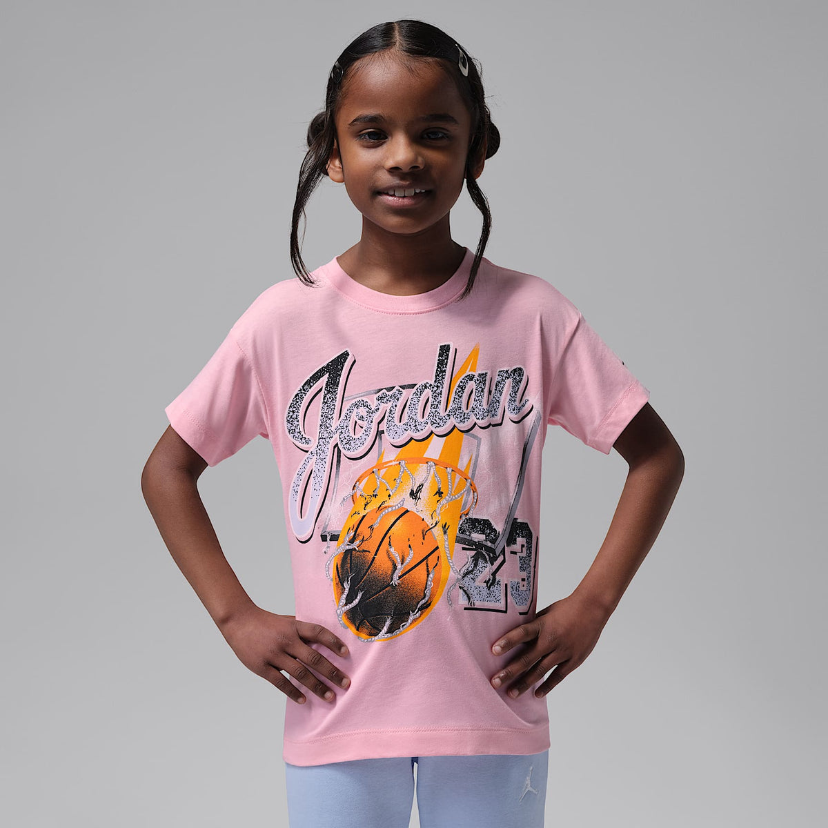 Playera Jordan para niños talla pequeña She's On Fire Script – Rosa – vista 1