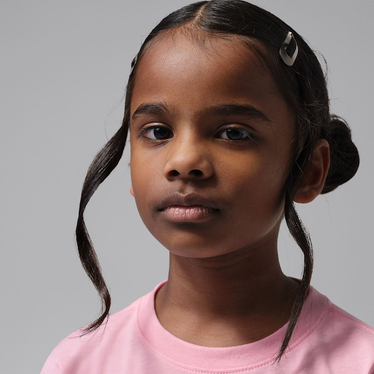 Playera Jordan para niños talla pequeña She's On Fire Script – Rosa – vista 3