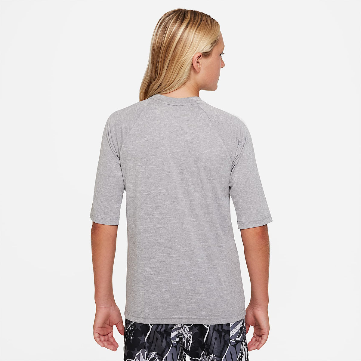 Playera de manga corta Dri-FIT con protección contra los rayos UV para niño talla grande Nike Swim Hydroguard Essential – Gris partícula – vista 2