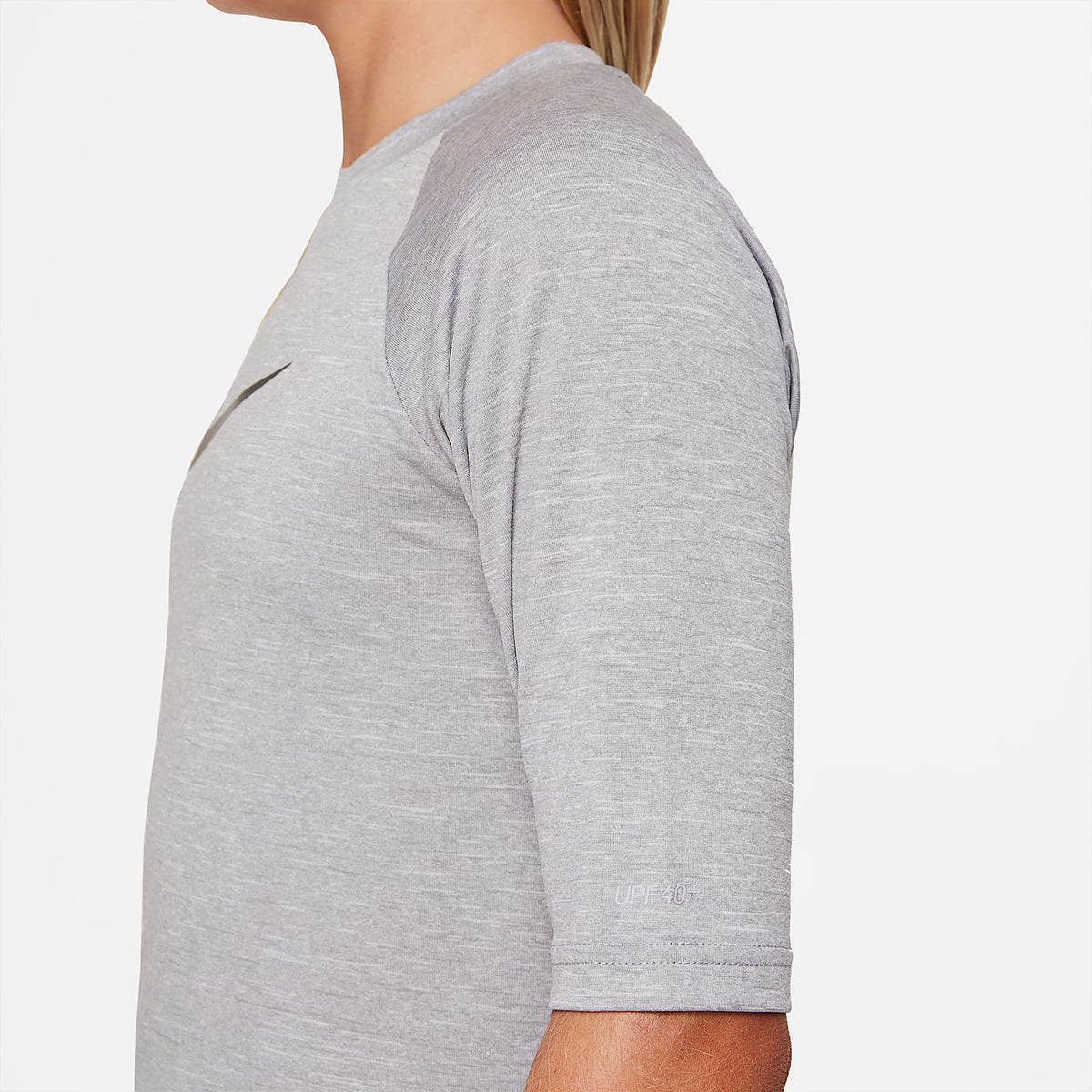 Playera de manga corta Dri-FIT con protección contra los rayos UV para niño talla grande Nike Swim Hydroguard Essential – Gris partícula – vista 4