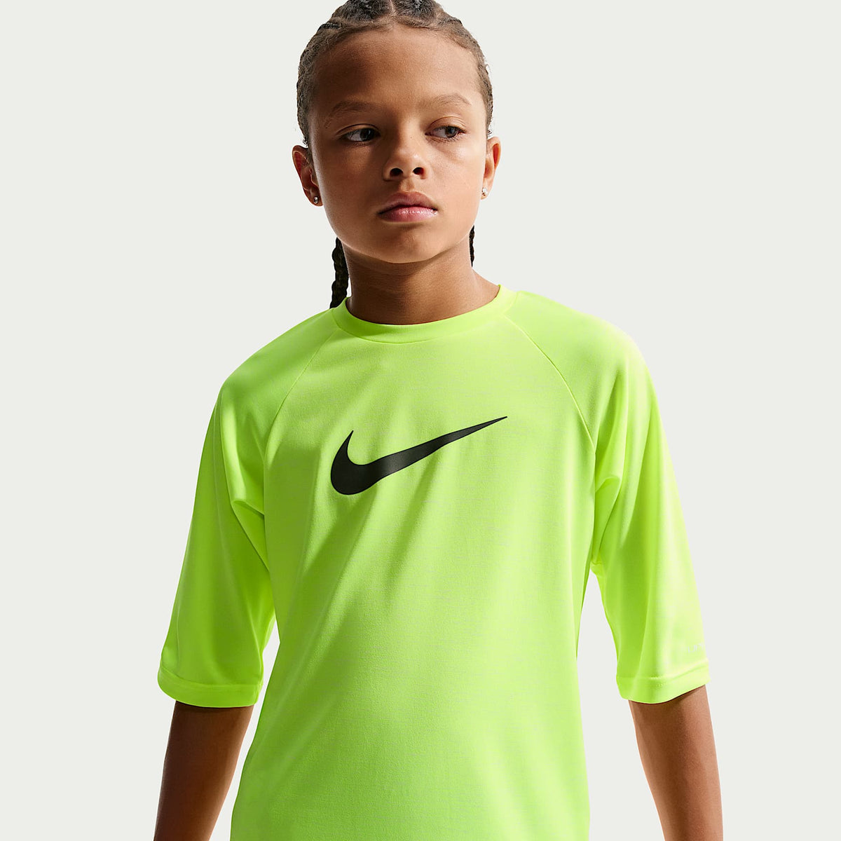Playera de manga corta Dri-FIT con protección contra los rayos UV para niño talla grande Nike Swim Hydroguard Essential – Volt – vista 1