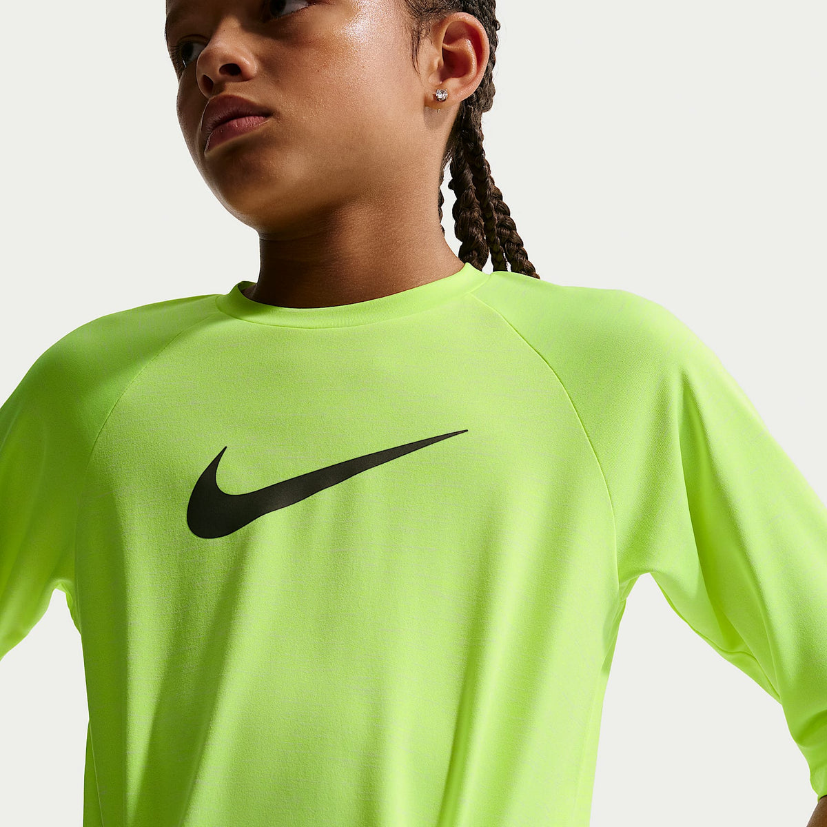 Playera de manga corta Dri-FIT con protección contra los rayos UV para niño talla grande Nike Swim Hydroguard Essential – Volt – vista 3
