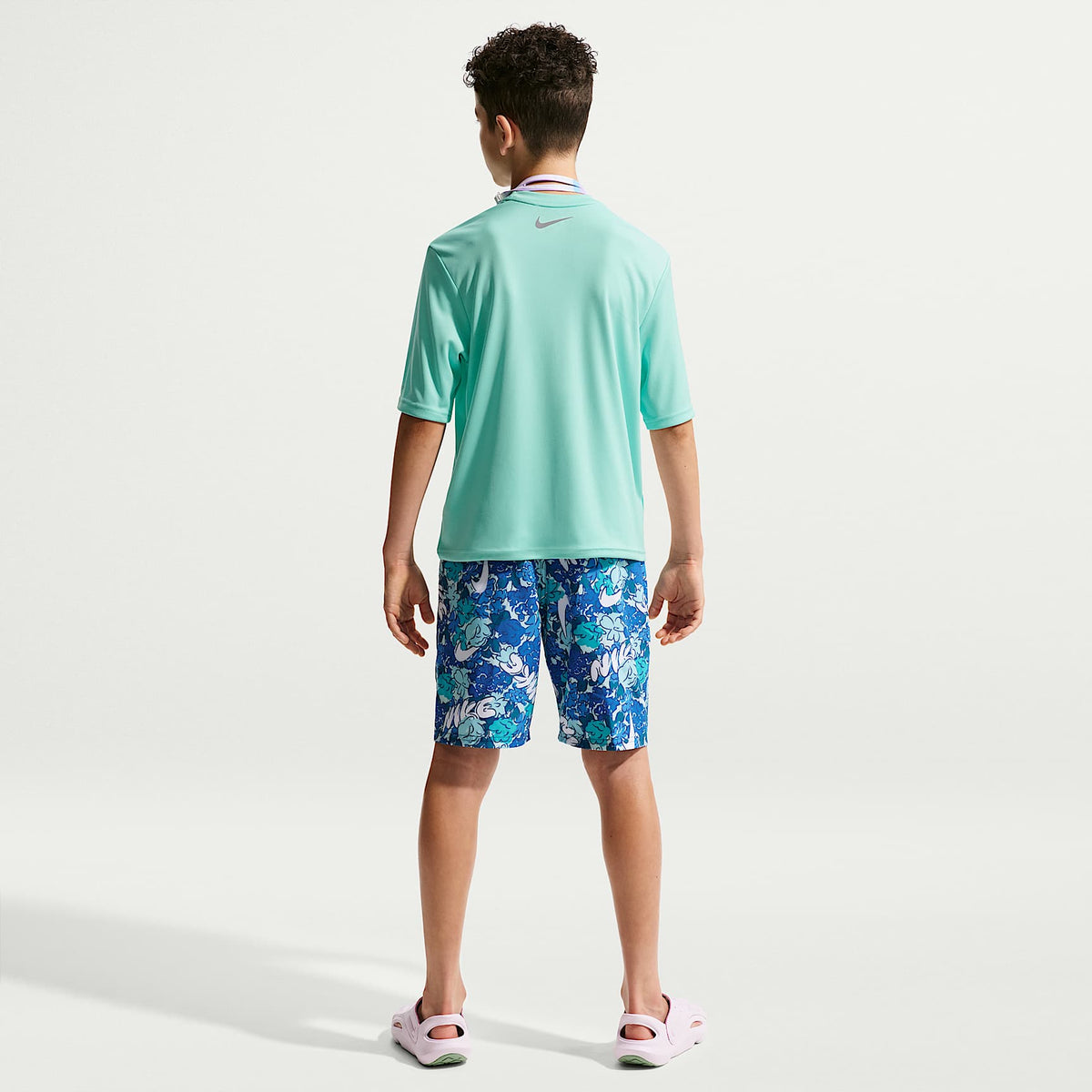 Playera de manga corta Dri-FIT UV para niño talla grande Nike Swim Hydroguard – Turquesa desteñido/Gris azulado/Polvo fotón/Gris azulado – vista 5