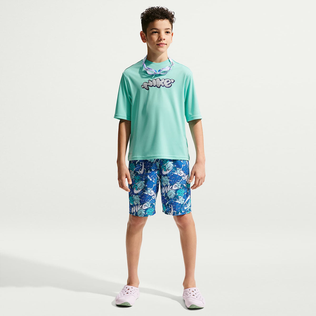 Playera de manga corta Dri-FIT UV para niño talla grande Nike Swim Hydroguard – Turquesa desteñido/Gris azulado/Polvo fotón/Gris azulado – vista 4