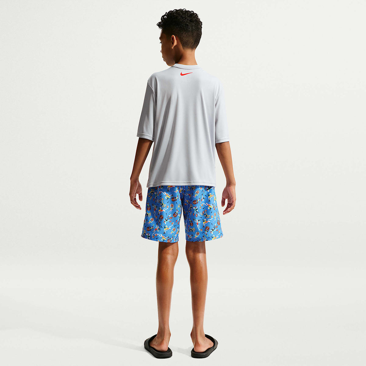 Playera de manga corta Dri-FIT UV para niño talla grande Nike Swim Hydroguard – Gris lobo – vista 5