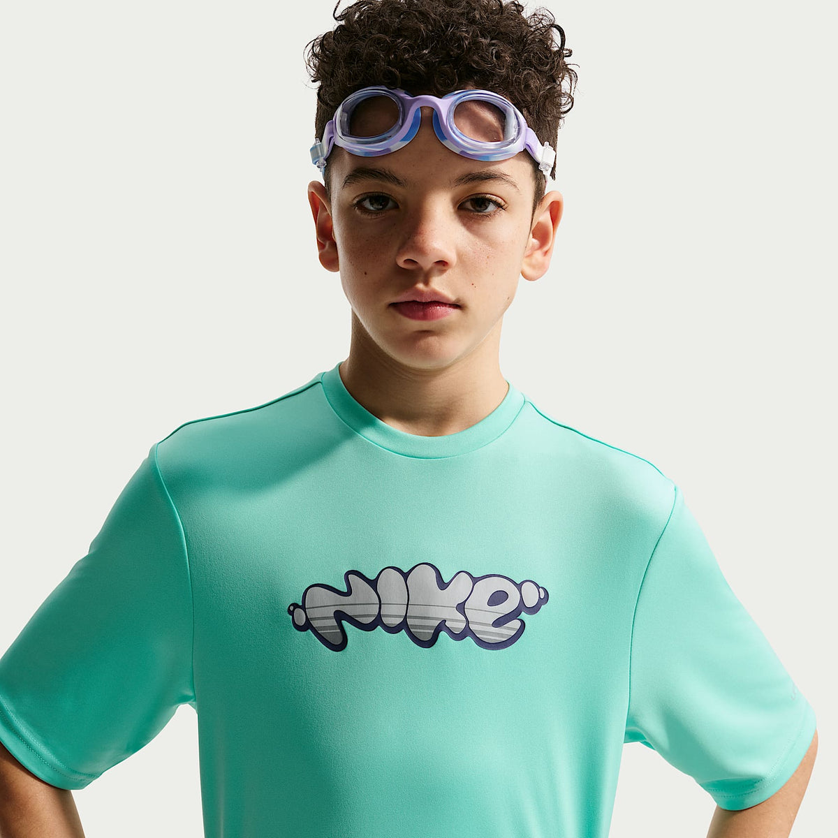 Playera de manga corta Dri-FIT UV para niño talla grande Nike Swim Hydroguard – Turquesa desteñido/Gris azulado/Polvo fotón/Gris azulado – vista 3