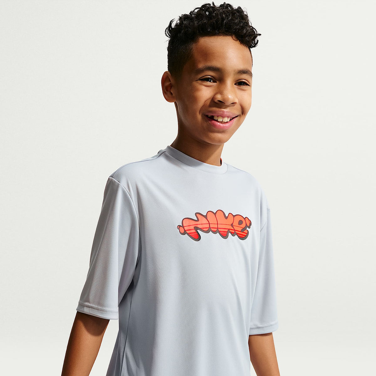 Playera de manga corta Dri-FIT UV para niño talla grande Nike Swim Hydroguard – Gris lobo – vista 1