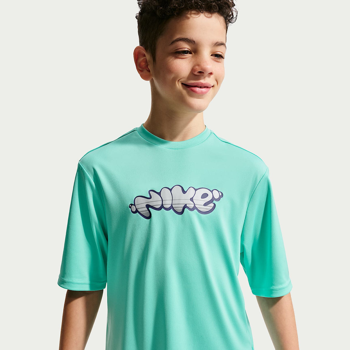 Playera de manga corta Dri-FIT UV para niño talla grande Nike Swim Hydroguard – Turquesa desteñido/Gris azulado/Polvo fotón/Gris azulado – vista 1