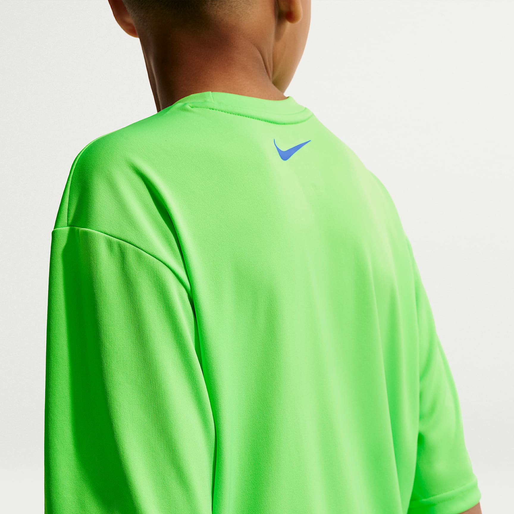 Playera de manga corta Dri-FIT UV para niño talla grande Nike Swim Hydroguard – Verde vintage – vista 2
