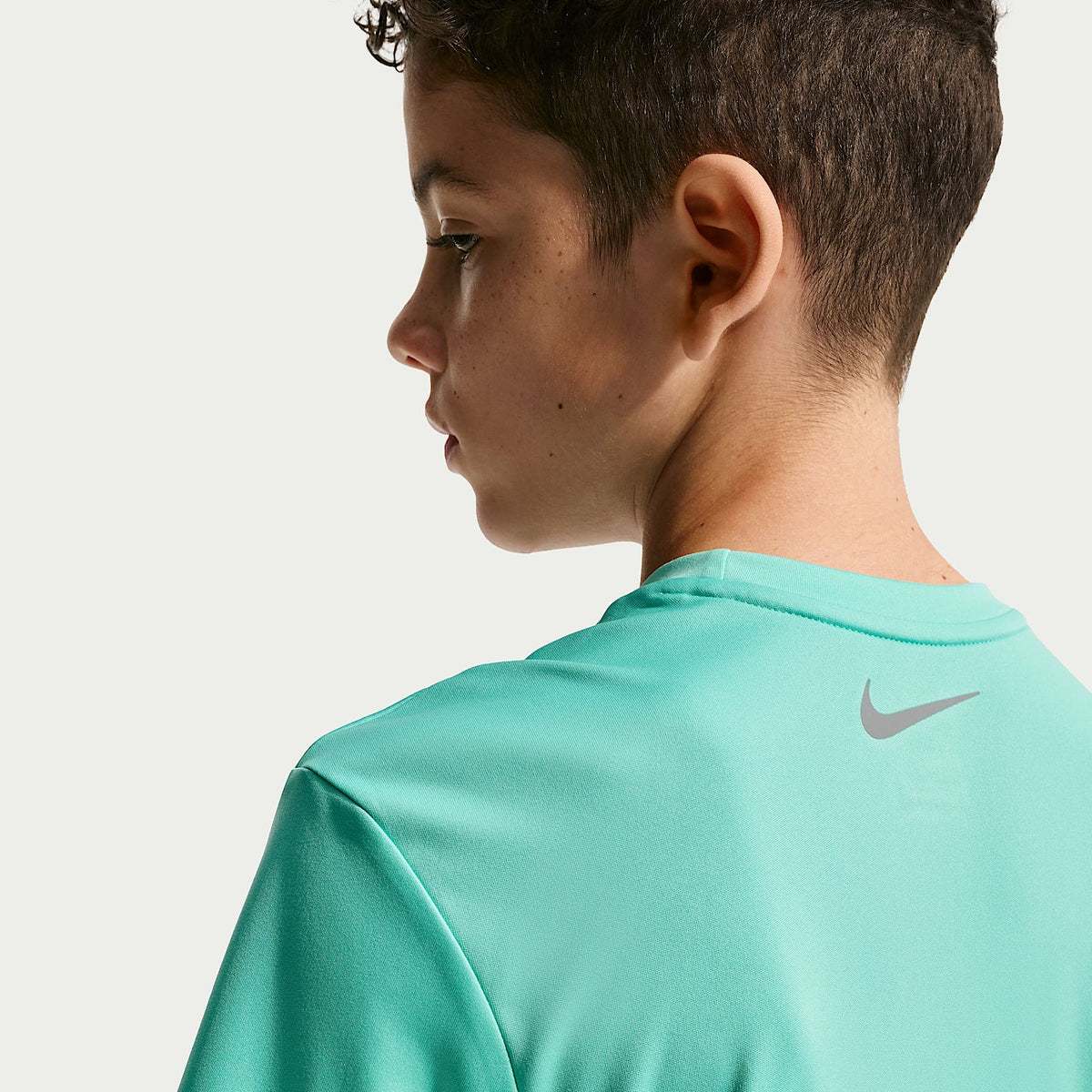 Playera de manga corta Dri-FIT UV para niño talla grande Nike Swim Hydroguard – Turquesa desteñido/Gris azulado/Polvo fotón/Gris azulado – vista 2