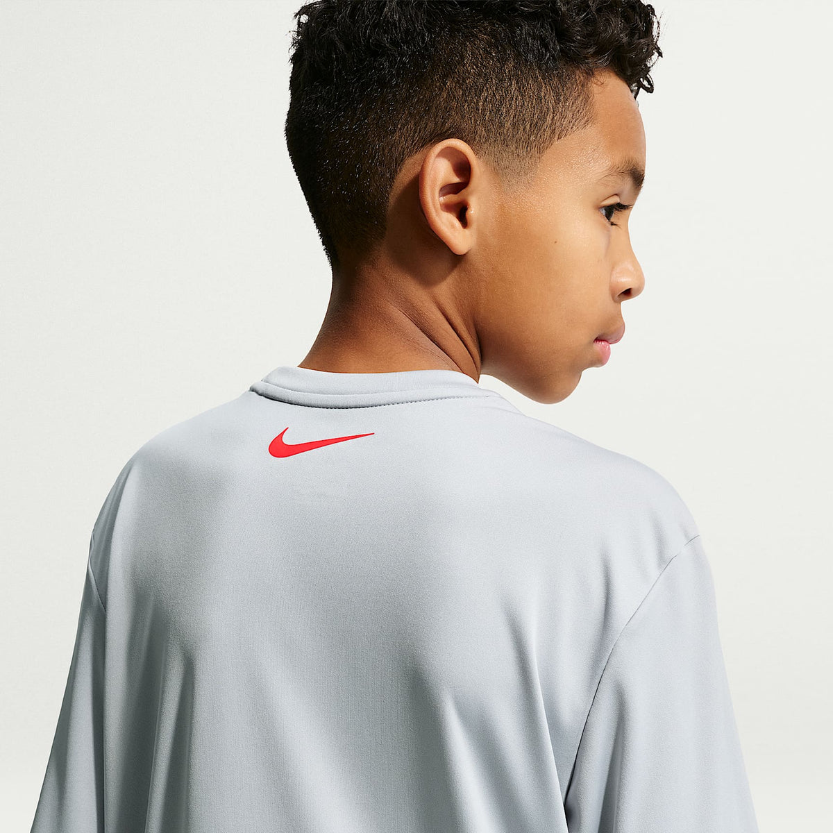 Playera de manga corta Dri-FIT UV para niño talla grande Nike Swim Hydroguard – Gris lobo – vista 2