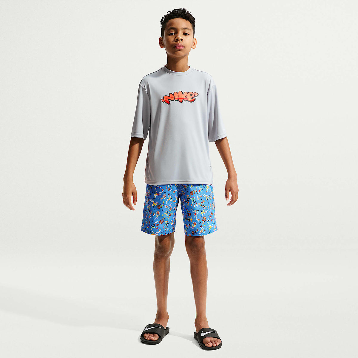 Playera de manga corta Dri-FIT UV para niño talla grande Nike Swim Hydroguard – Gris lobo – vista 4