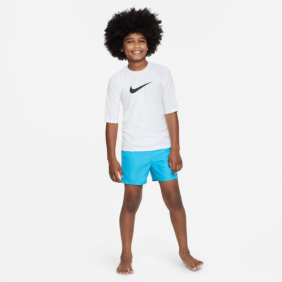 Playera de manga corta Dri-FIT con protección contra los rayos UV para niño talla grande Nike Swim Hydroguard Essential – Blanco – vista 6