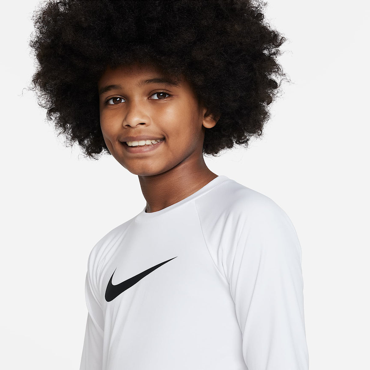 Playera de manga corta Dri-FIT con protección contra los rayos UV para niño talla grande Nike Swim Hydroguard Essential – Blanco – vista 3