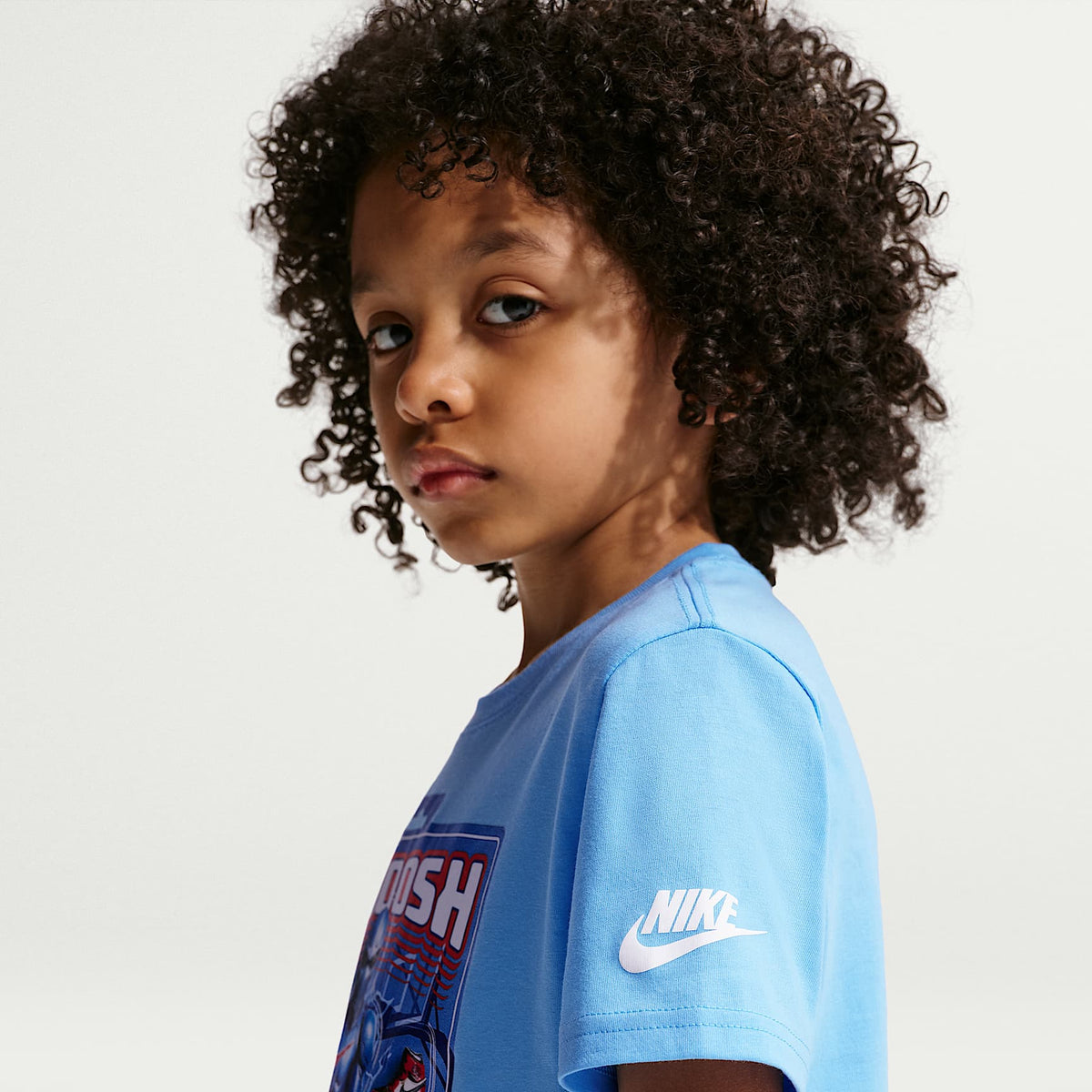 Playera Swoosh Action Figure para niños talla pequeña Nike – Azul fútbol – vista 2