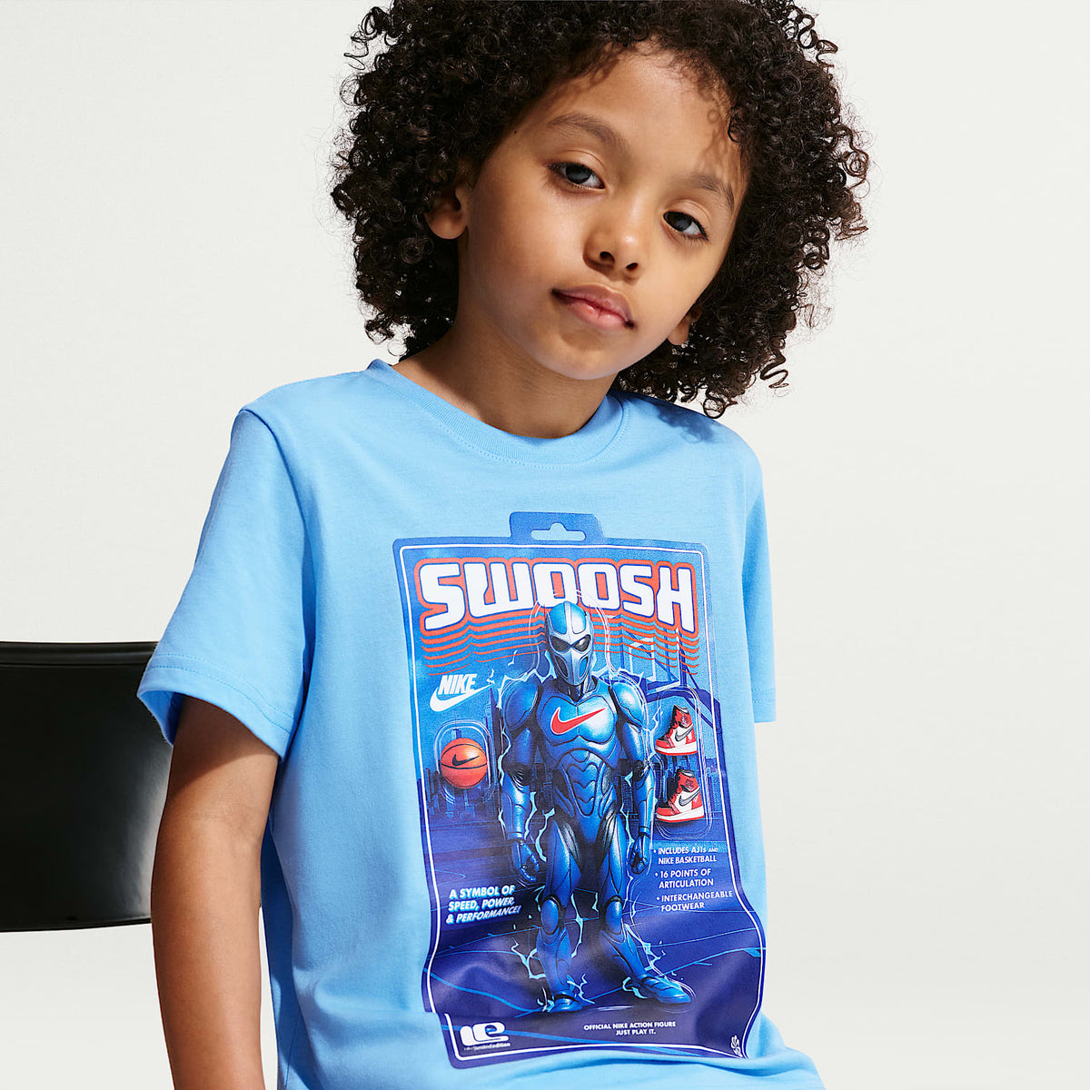 Playera Swoosh Action Figure para niños talla pequeña Nike – Azul fútbol – vista 3