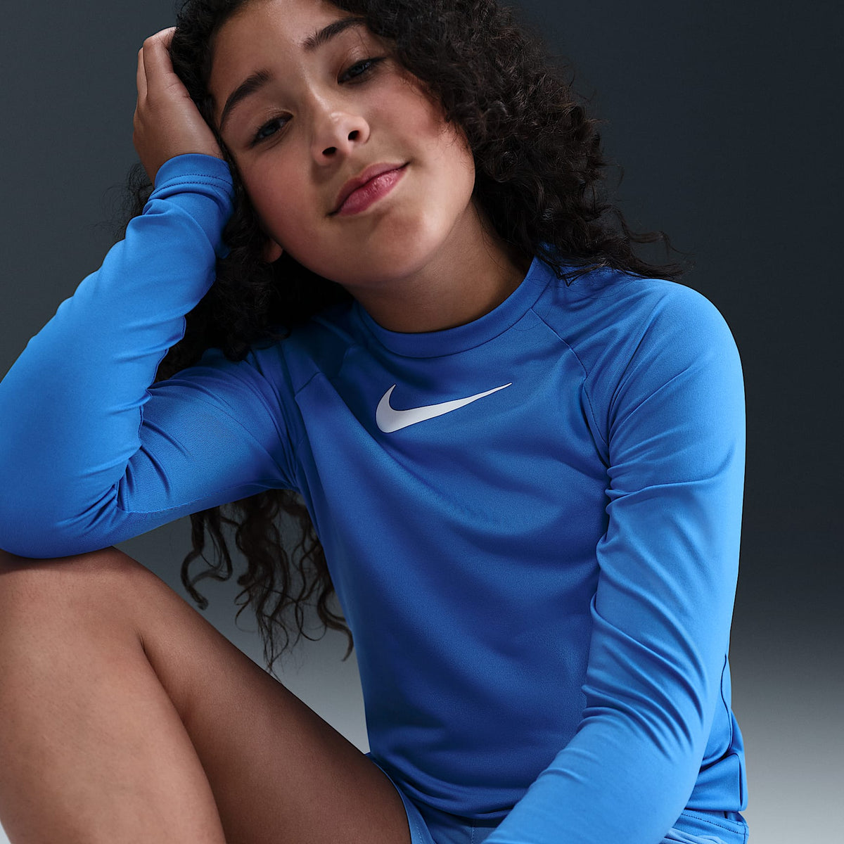 Playera de manga larga Dri-FIT UV para niña talla grande Nike Swim Hydroguard – Azul cristal – vista 3