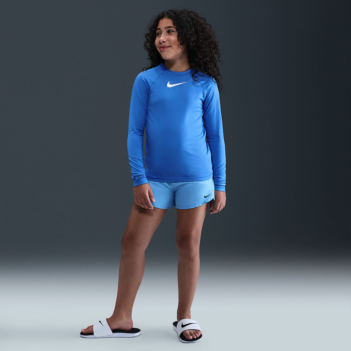 Playera de manga larga Dri-FIT UV para niña talla grande Nike Swim Hydroguard – Azul cristal – vista 4