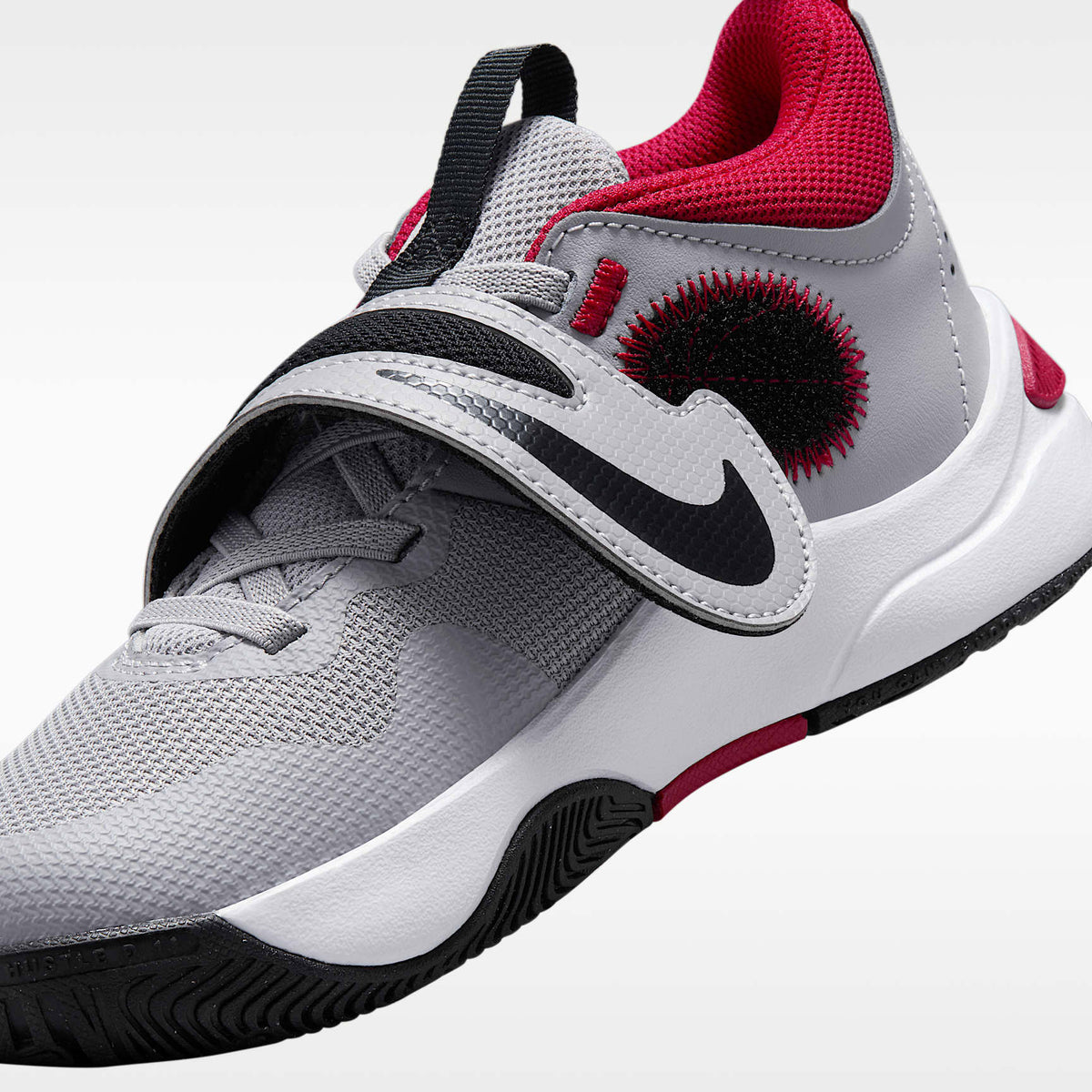 Nike Team Hustle D 11 – Gris cemento/Negro/Blanco/Rojo gimnasio – vista 9