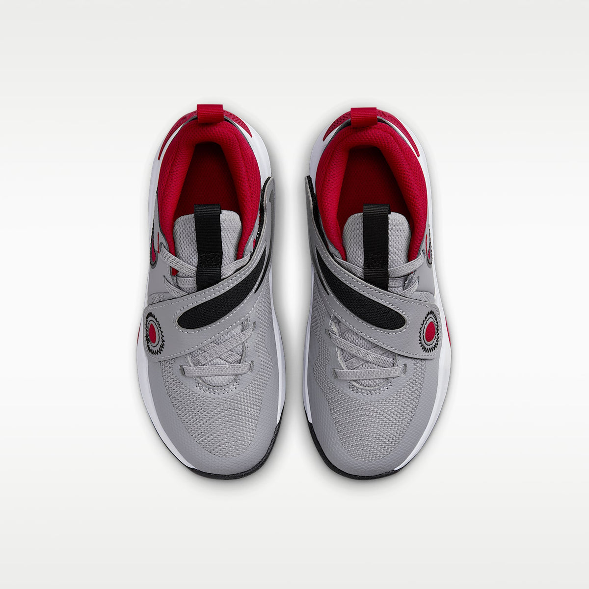 Nike Team Hustle D 11 – Gris cemento/Negro/Blanco/Rojo gimnasio – vista 4