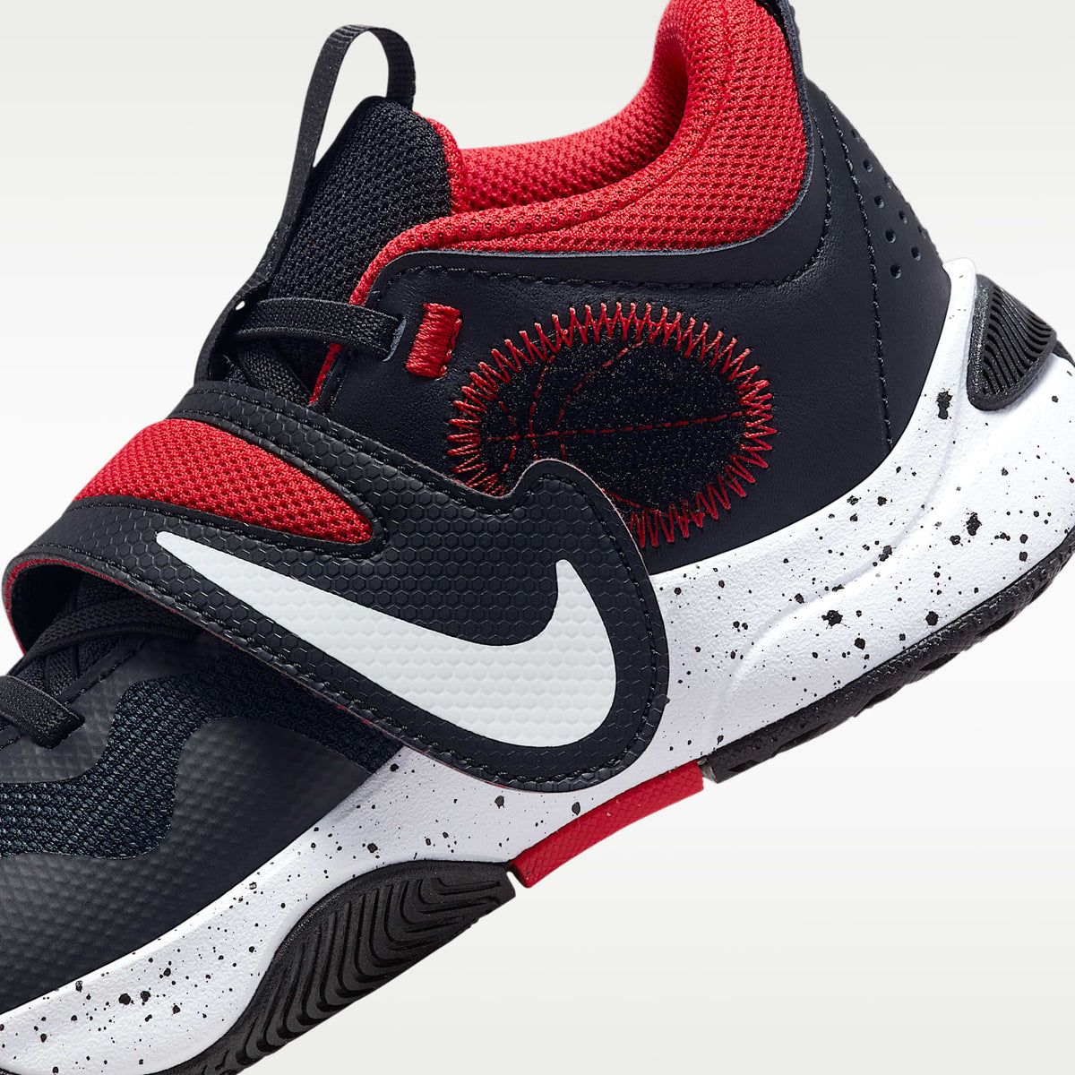 Nike Team Hustle D 11 – Negro/Blanco/Rojo universitario – vista 9