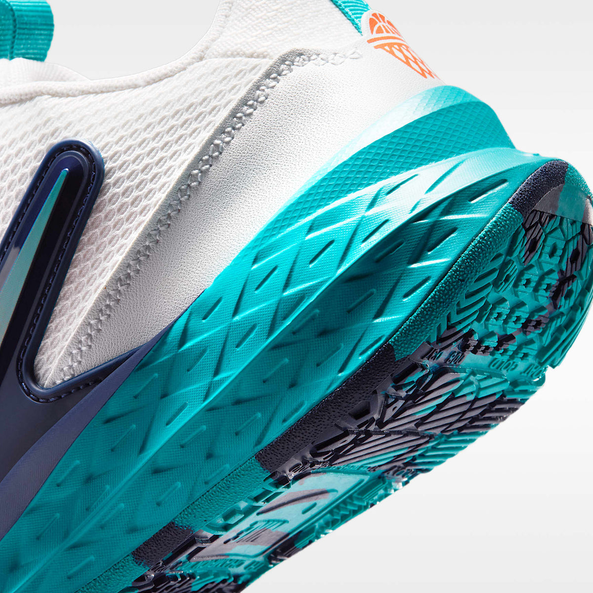 Nike Team Hustle D 12 – Blanco cumbre/Energía/Azul marino medianoche/Naranja seguridad – vista 8