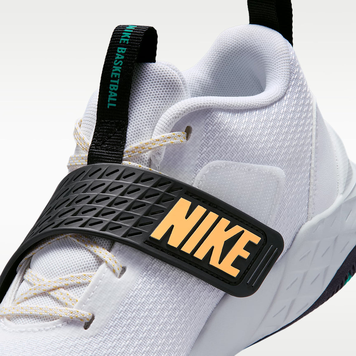 Nike Team Hustle D 12 – Blanco/Negro/Esmeralda transparente/Oro topacio – vista 9