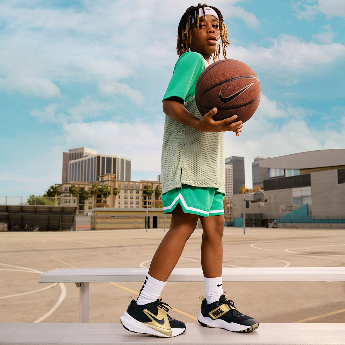 Nike Team Hustle D 12 – Negro/Oro metalizado/Blanco/Negro – vista 10
