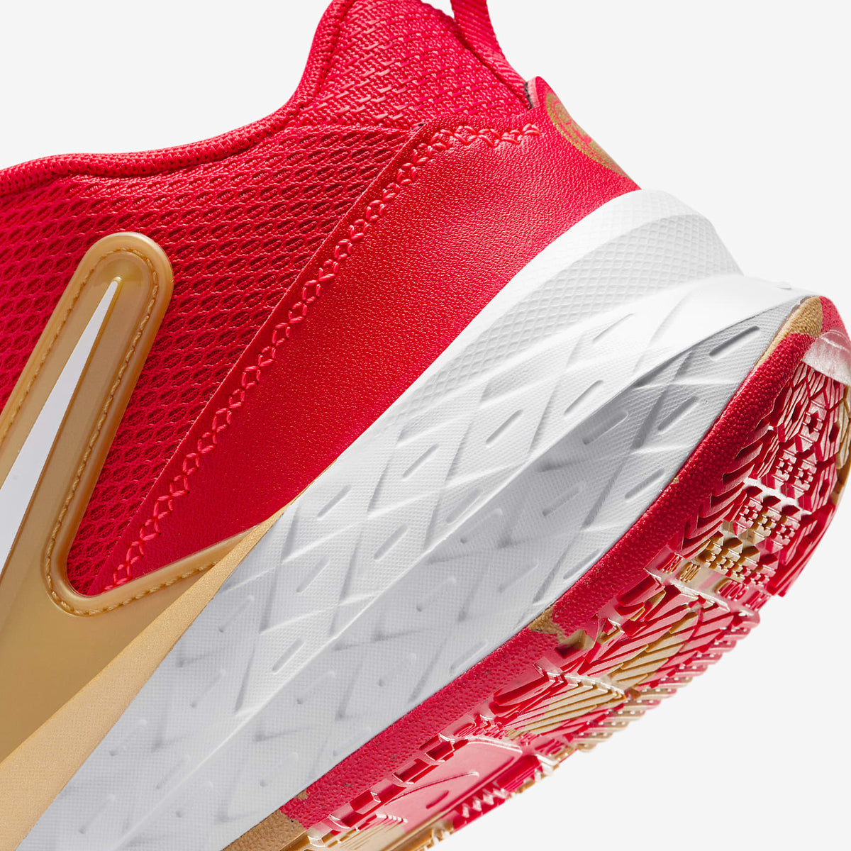 Nike Team Hustle D 12 – Rojo universitario/Oro metalizado/Carmesí brillante/Blanco – vista 8