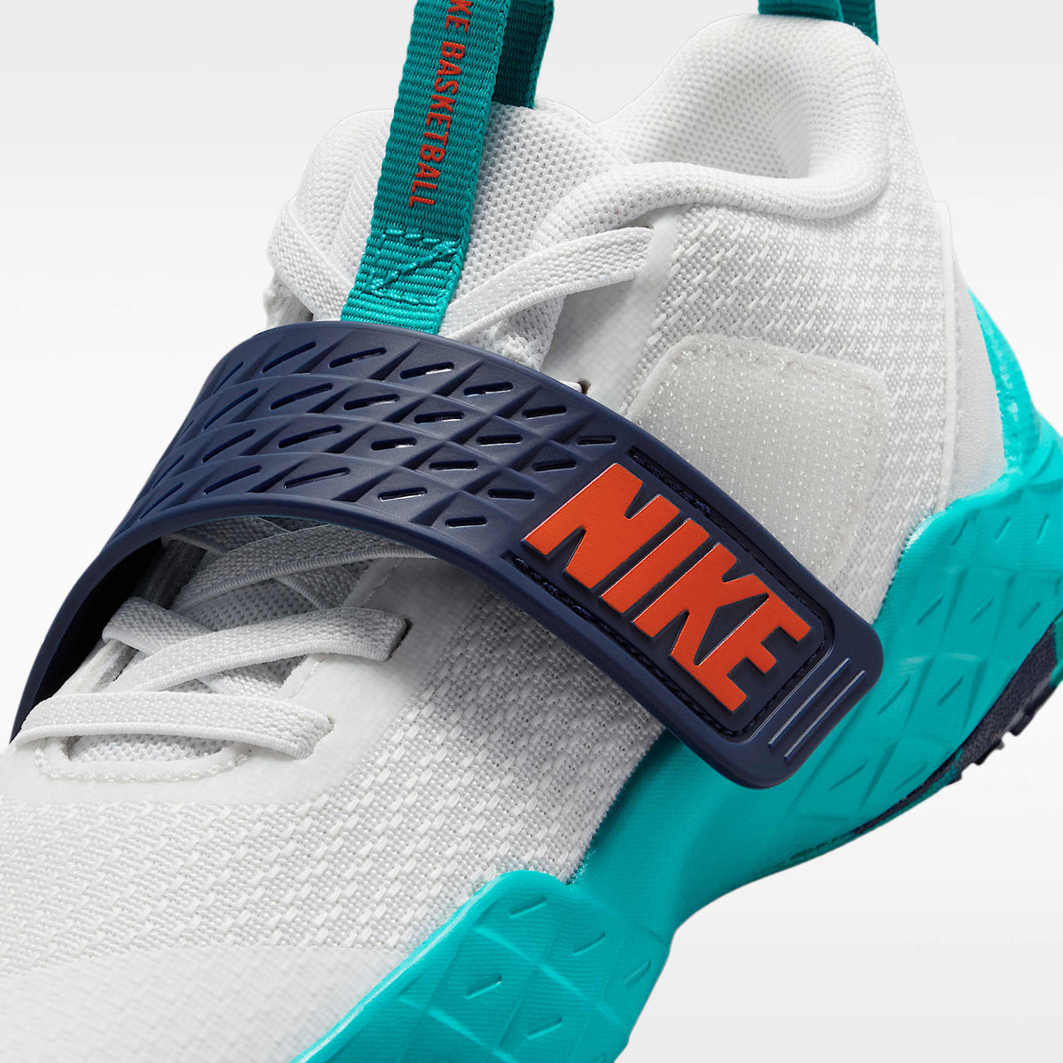 Nike Team Hustle D 12 – Blanco cumbre/Energía/Azul marino medianoche/Naranja seguridad – vista 9